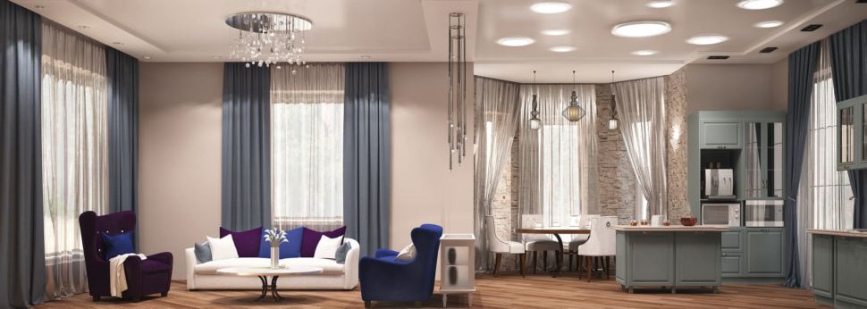 Дизайн гостиной 27 кв.м с синими оттенками, диван, кресло, закрытая консоль, люстра, синие портьеры