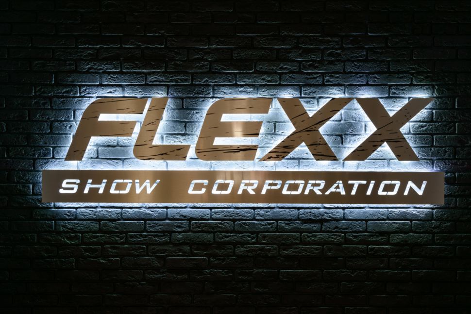 фото логотипа танцевальной студии в темных тонах, декоративная подсветка, черный кирпич, flexx